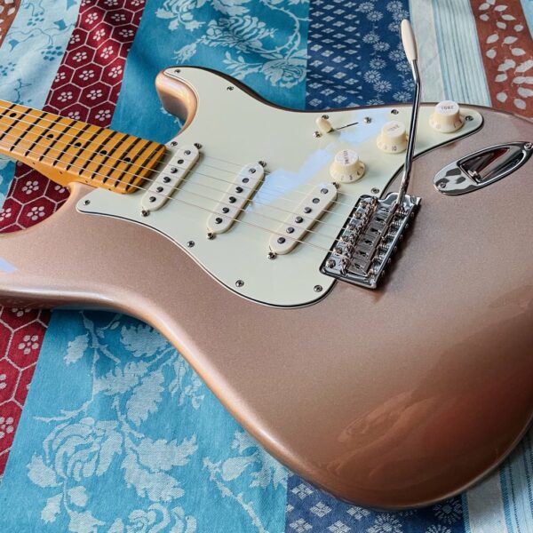 Alternative view of Guitare électrique Fender American Pro Classic Stratocaster Faded Firemist Gold n°US25061569, modèle 0114942384 (2025, USA), housse Fender, clé, certificats papiers Fender.