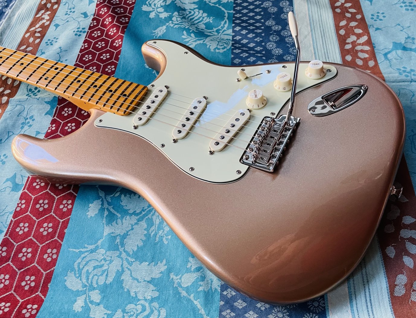 Guitare électrique Fender American Pro Classic Stratocaster Faded Firemist Gold n°US25061569, modèle 0114942384 (2025, USA), housse Fender, clé, certificats papiers Fender. – Image 2