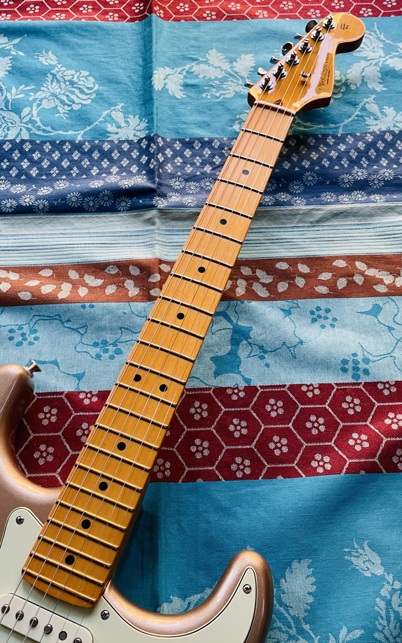 Guitare électrique Fender American Pro Classic Stratocaster Faded Firemist Gold n°US25061569, modèle 0114942384 (2025, USA), housse Fender, clé, certificats papiers Fender. – Image 3