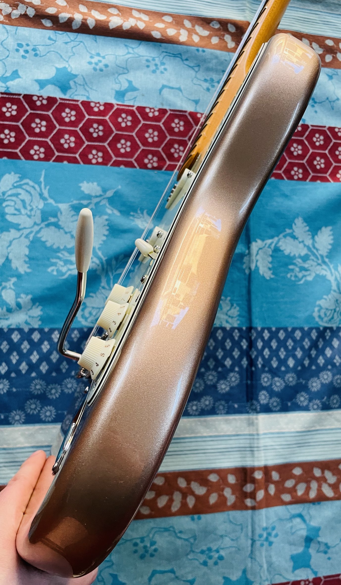 Guitare électrique Fender American Pro Classic Stratocaster Faded Firemist Gold n°US25061569, modèle 0114942384 (2025, USA), housse Fender, clé, certificats papiers Fender. – Image 5