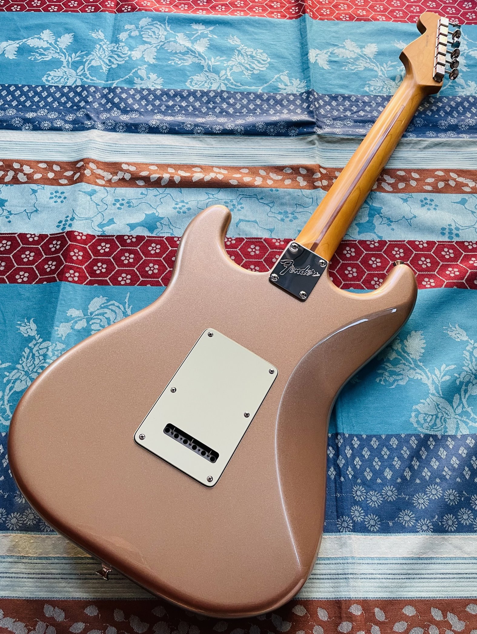 Guitare électrique Fender American Pro Classic Stratocaster Faded Firemist Gold n°US25061569, modèle 0114942384 (2025, USA), housse Fender, clé, certificats papiers Fender. – Image 7