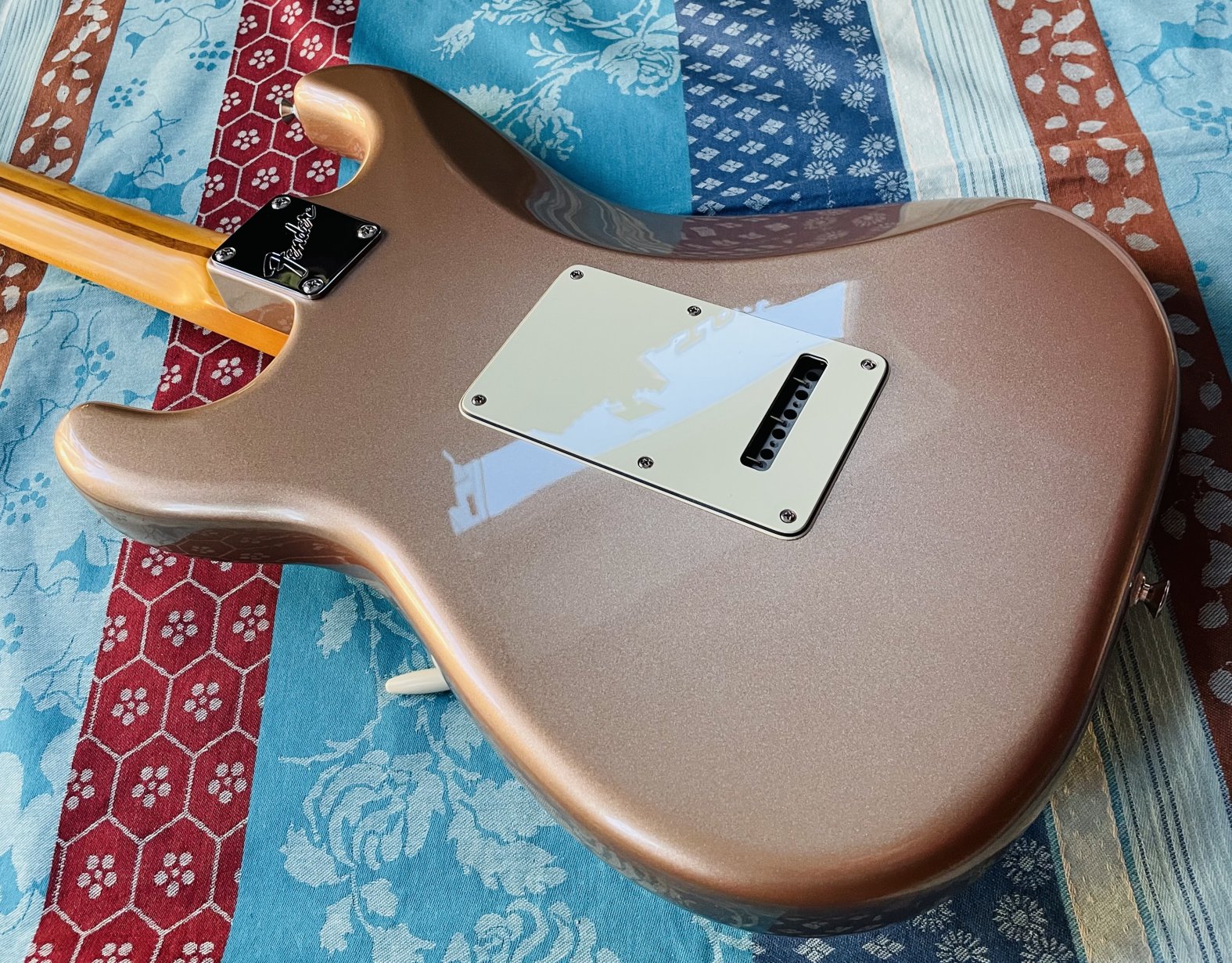 Guitare électrique Fender American Pro Classic Stratocaster Faded Firemist Gold n°US25061569, modèle 0114942384 (2025, USA), housse Fender, clé, certificats papiers Fender. – Image 8