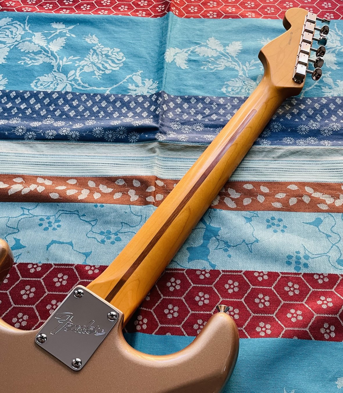 Guitare électrique Fender American Pro Classic Stratocaster Faded Firemist Gold n°US25061569, modèle 0114942384 (2025, USA), housse Fender, clé, certificats papiers Fender. – Image 9