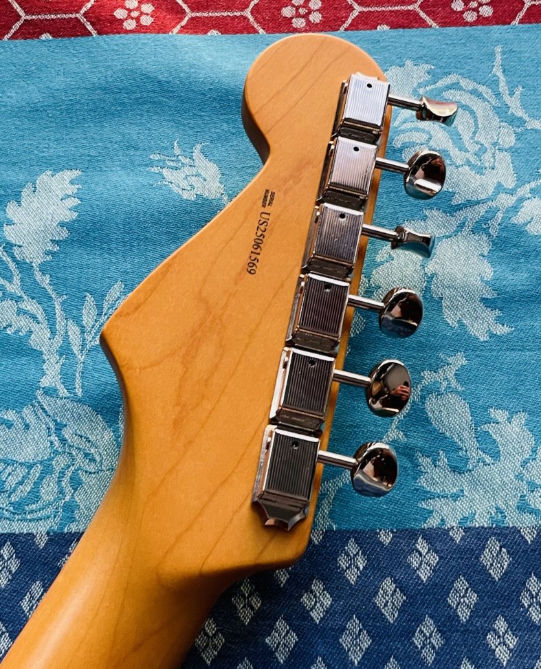 Guitare électrique Fender American Pro Classic Stratocaster Faded Firemist Gold n°US25061569, modèle 0114942384 (2025, USA), housse Fender, clé, certificats papiers Fender. – Image 10