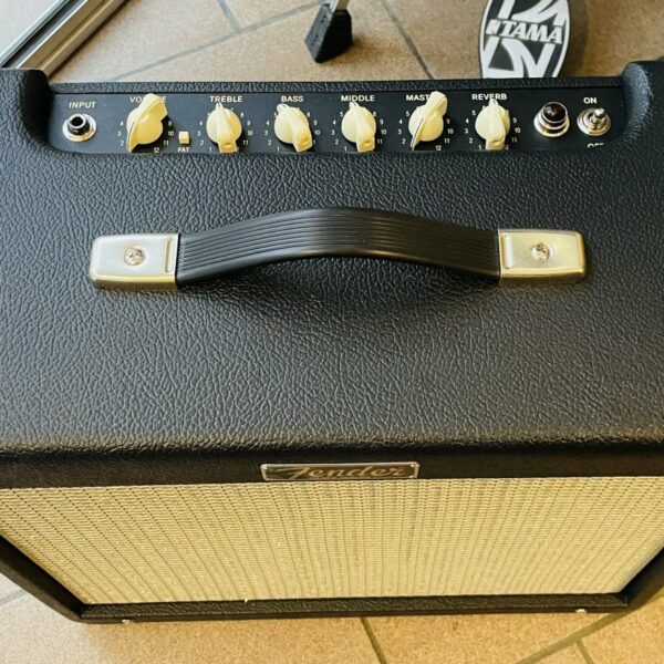 Alternative view of Ampli guitare Fender Blues Junior IV n°B842566, footswitch, notice, carton d’origine