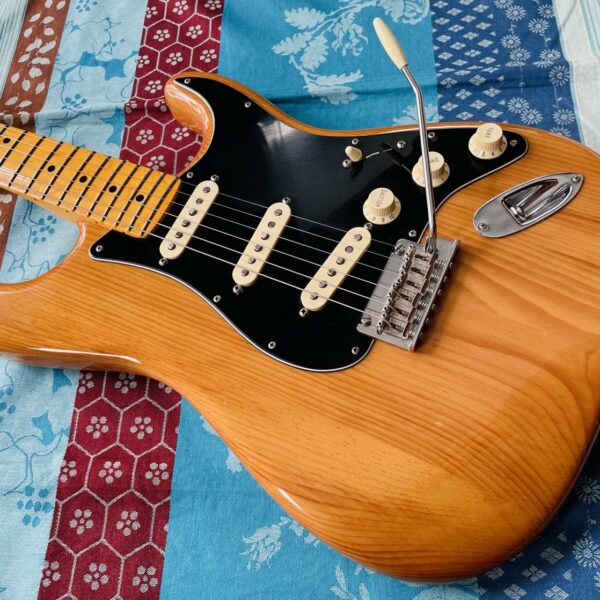 Alternative view of Guitare électrique Fender Professionnal II stratocaster Roasted Pine n° US22091230 (2022, USA), modèle 0113902763, étui Fender, papiers Fender