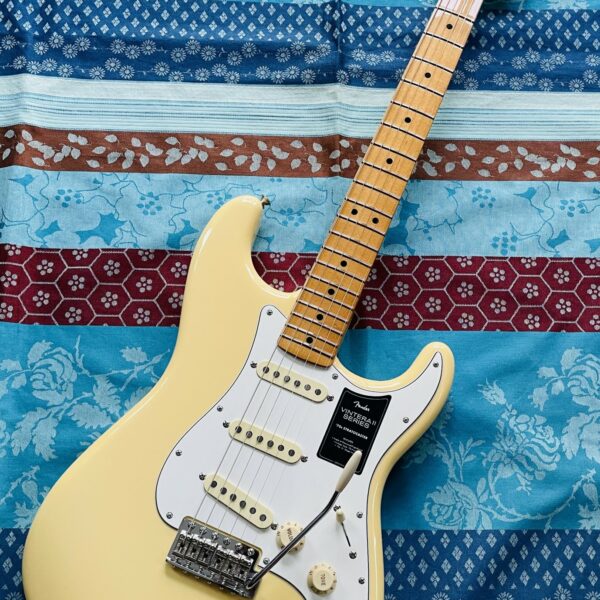 Guitare électrique Fender Vintera II 70’s Stratocaster vintage white n°MX23155882 (2023, Mexico), modèle 0149032341, belle housse Fender tweed