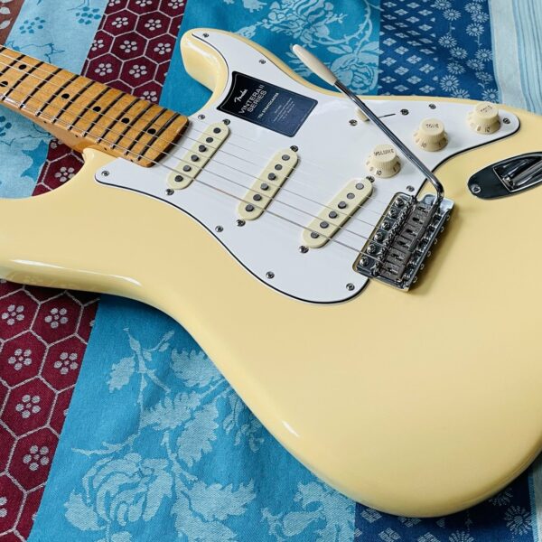 Alternative view of Guitare électrique Fender Vintera II 70’s Stratocaster vintage white n°MX23155882 (2023, Mexico), modèle 0149032341, belle housse Fender tweed