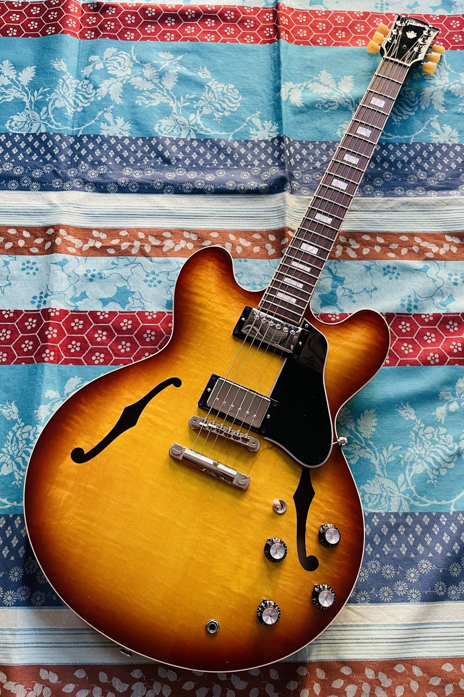 Guitare électrique Gibson ES-335 Figured Original 2020 2H MN Iced Tea n°217130142 (2020, USA), étui Gibson, certificat