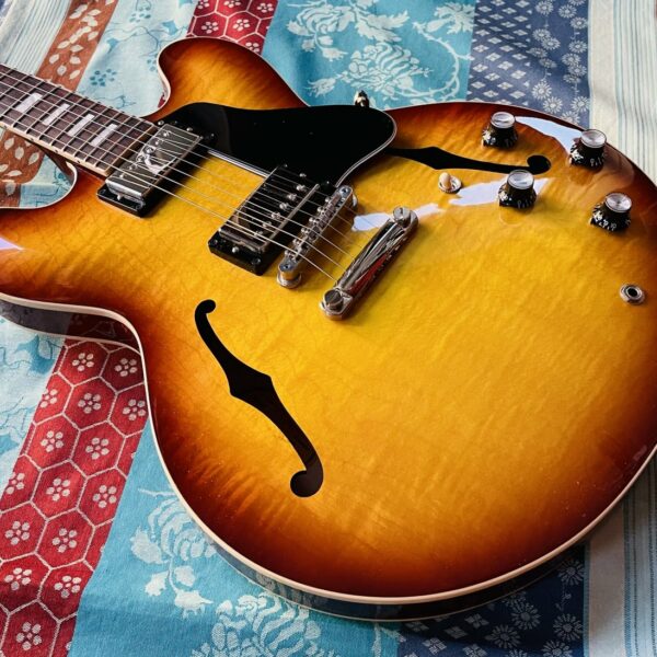 Alternative view of Guitare électrique Gibson ES-335 Figured Original 2020 2H MN Iced Tea n°217130142 (2020, USA), étui Gibson, certificat
