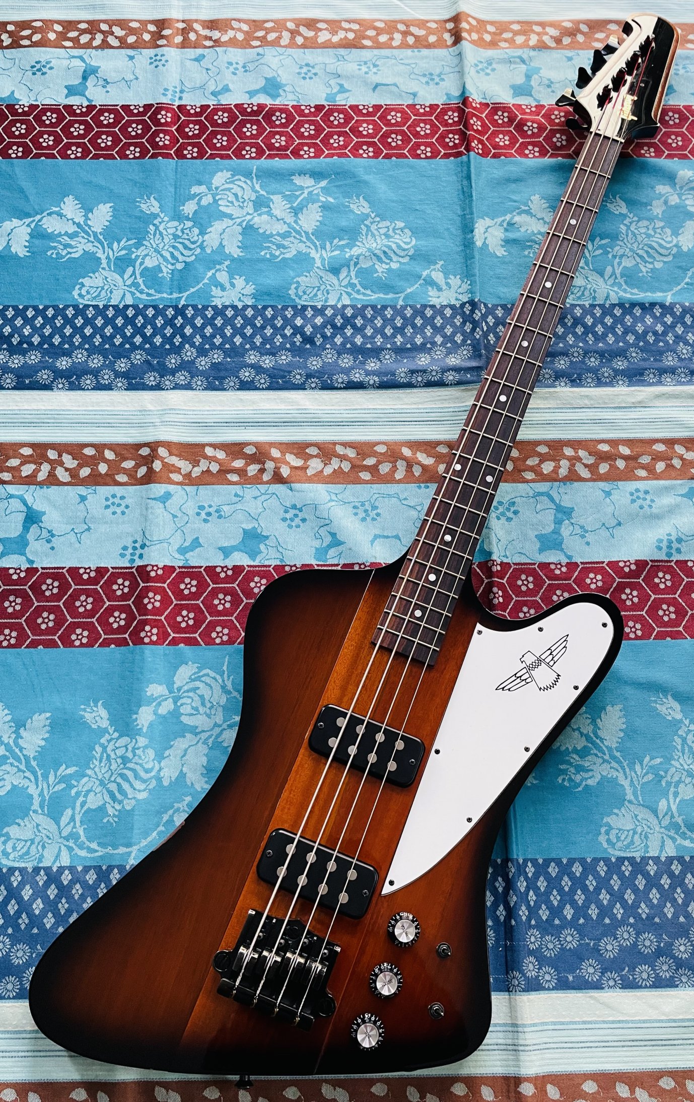 Basse électrique Gibson Thunderbird vintage sunburst n°150075245 (2015, USA), modèle BAT15VSBC1, étui Gibson, certificat, accessoires