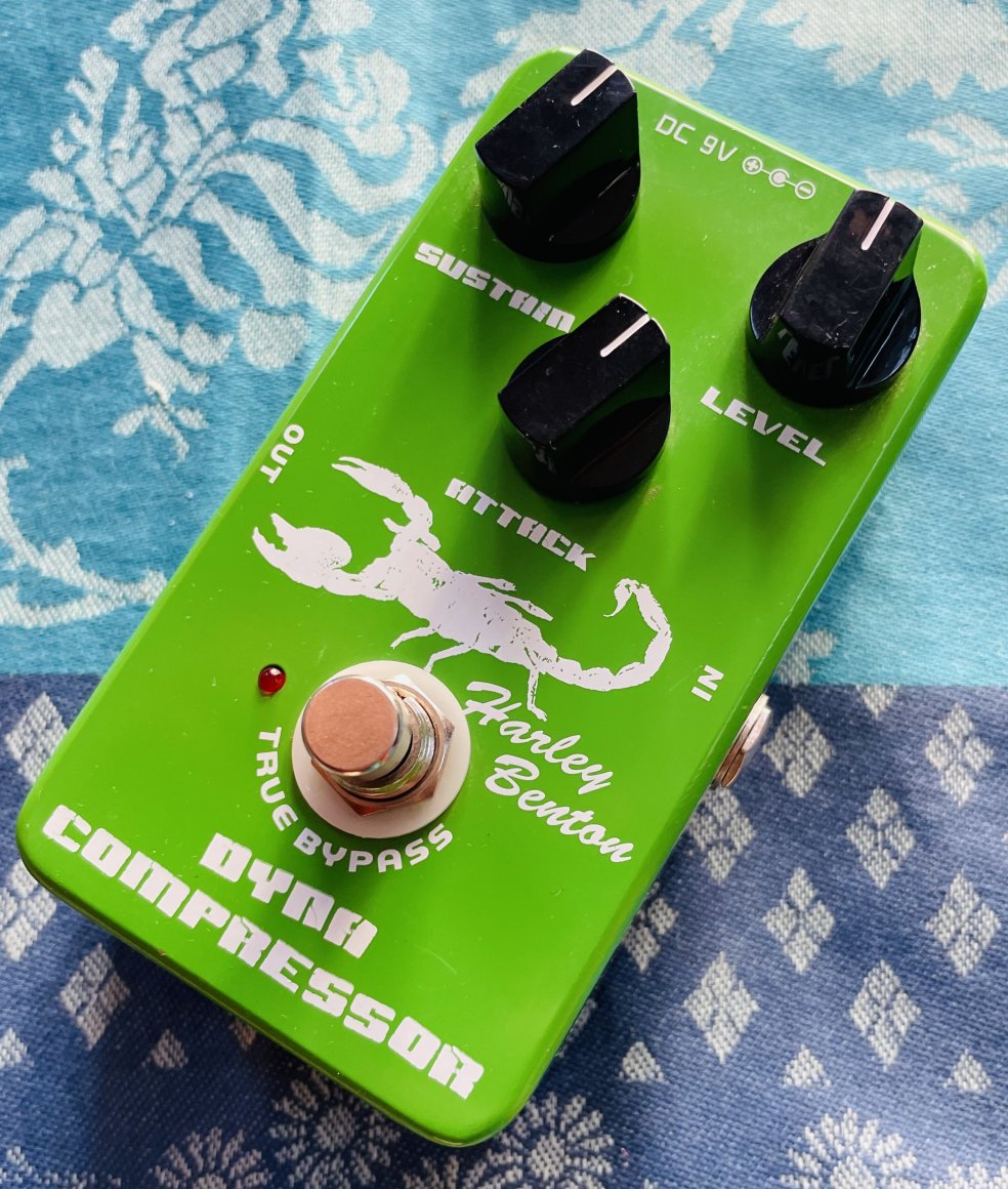 Pédale compresseur Harley Benton Dynamic Compressor n°2174030WBA00095, boite d’origine, notice