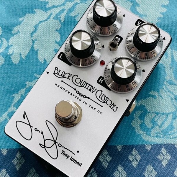 Pédale Laney Black Country Customs Ti-Boost (Tony Iommi signature) n°BTA105522241, boite d’origine