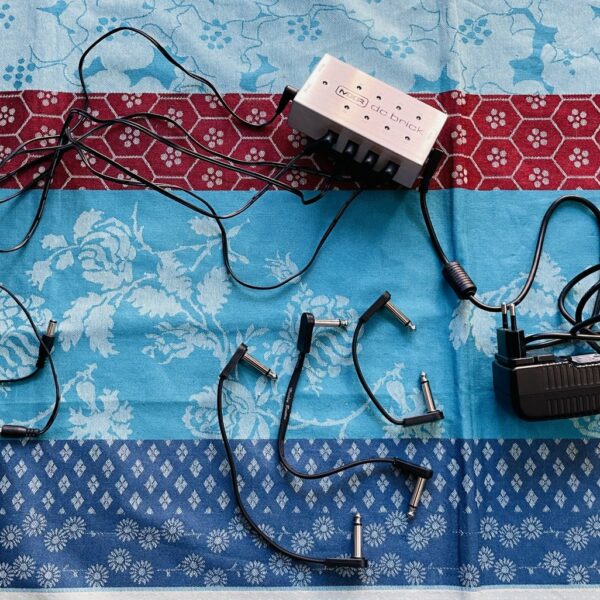 Alternative view of Boitier multivoltage MXR DC Brick n°196, alim, guirlandes, 3 mini jack coudés Harley Benton