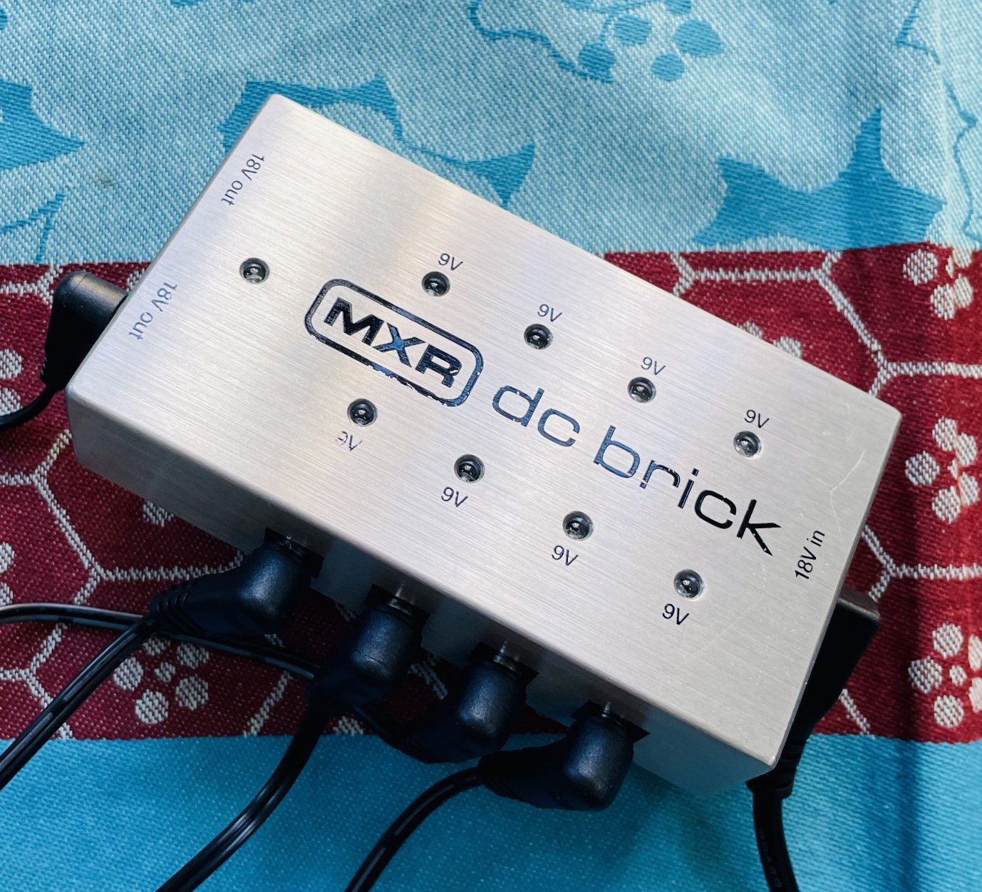 Boitier multivoltage MXR DC Brick n°196, alim, guirlandes, 3 mini jack coudés Harley Benton