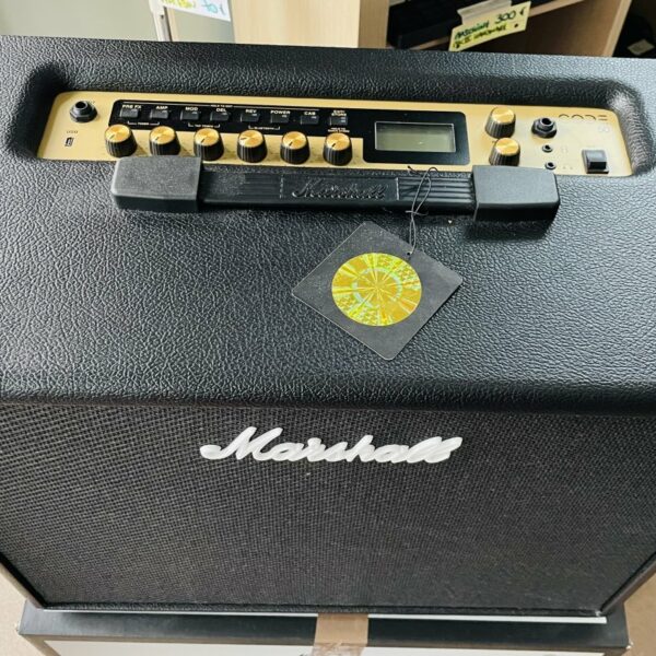 Alternative view of Ampli Marshall Code 50 n°V020F976E, carton d'origine, footswitch ajouté