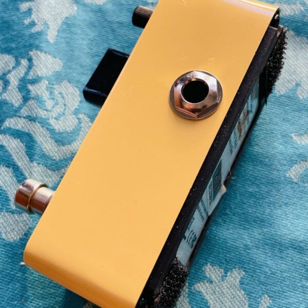 Alternative view of Pédale simulation acoustique Mooer Acoustikar n°229153, boite d’origine, notice, sticker