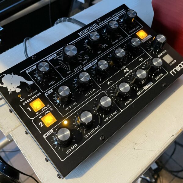 Synthé monophonique Moog Minitaur n°MT19733, boite d’origine, notice
