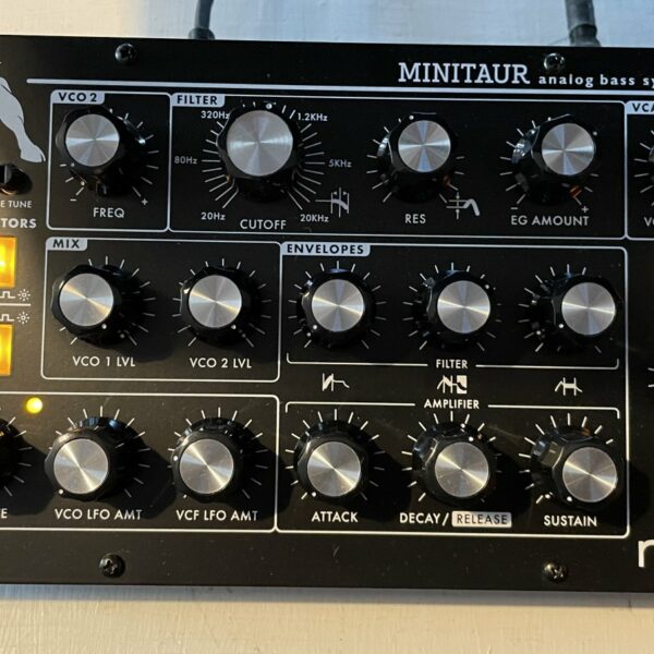 Alternative view of Synthé monophonique Moog Minitaur n°MT19733, boite d’origine, notice