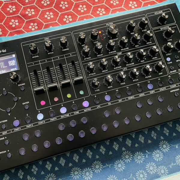 Alternative view of Synthé expandeur desktop Roland SH-4D n°Z7Q7092, boite d’origine