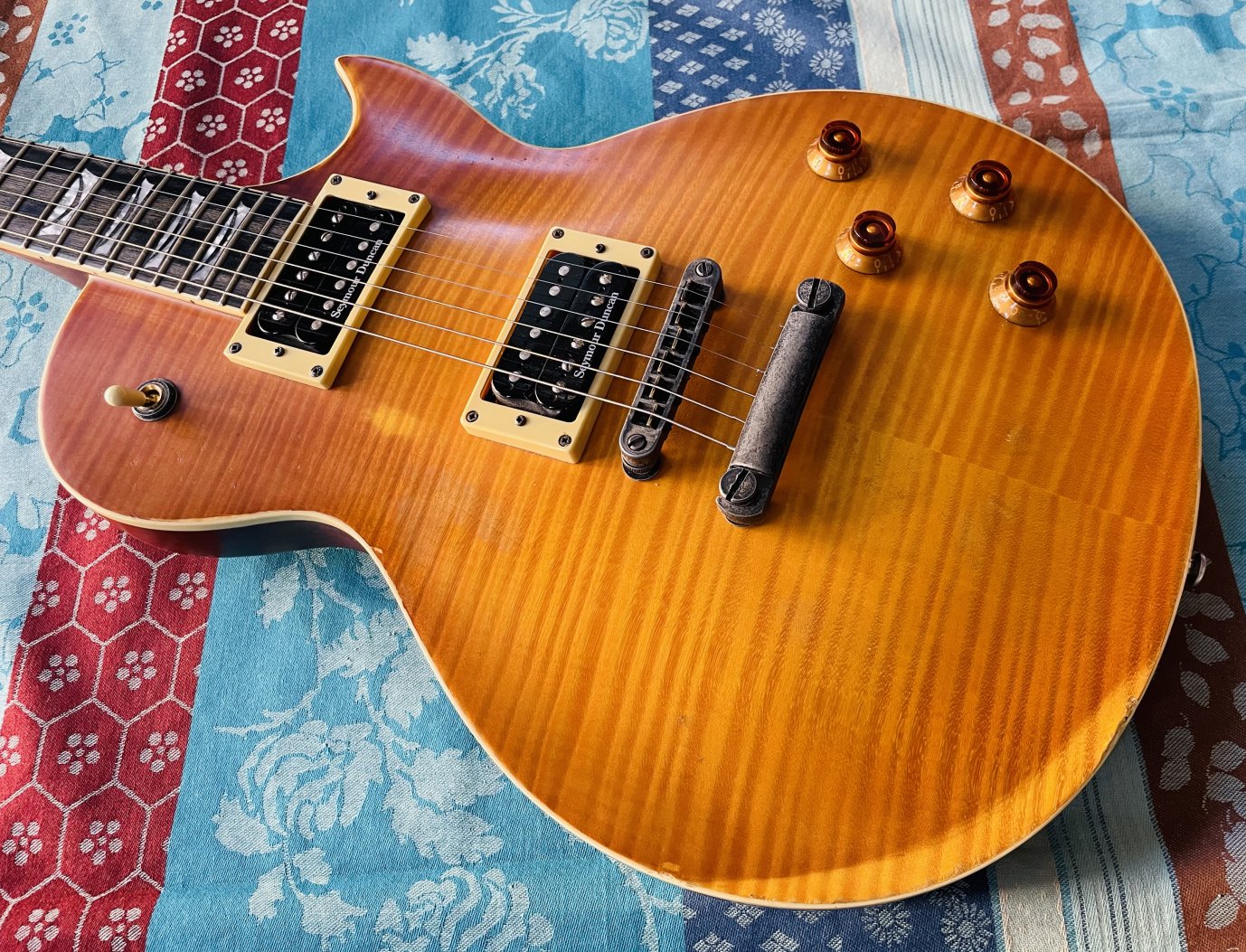 Guitare électrique VGS Eruption Pro, ajout Push Pull Treble Bleed et micros Seymour Duncan, mécaniques autobloquantes – Image 2