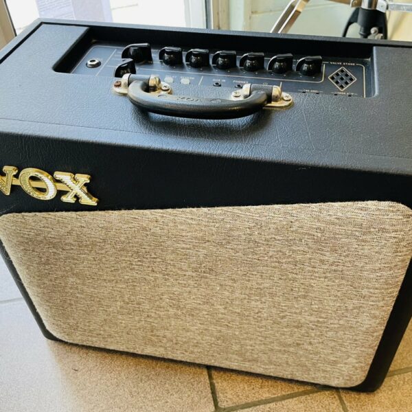 Ampli guitare hybride Vox AV15 n°O.05002729, alim