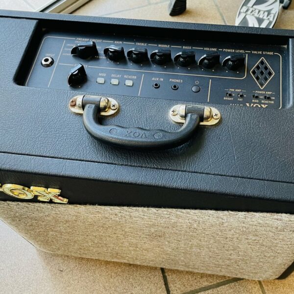 Alternative view of Ampli guitare hybride Vox AV15 n°O.05002729, alim