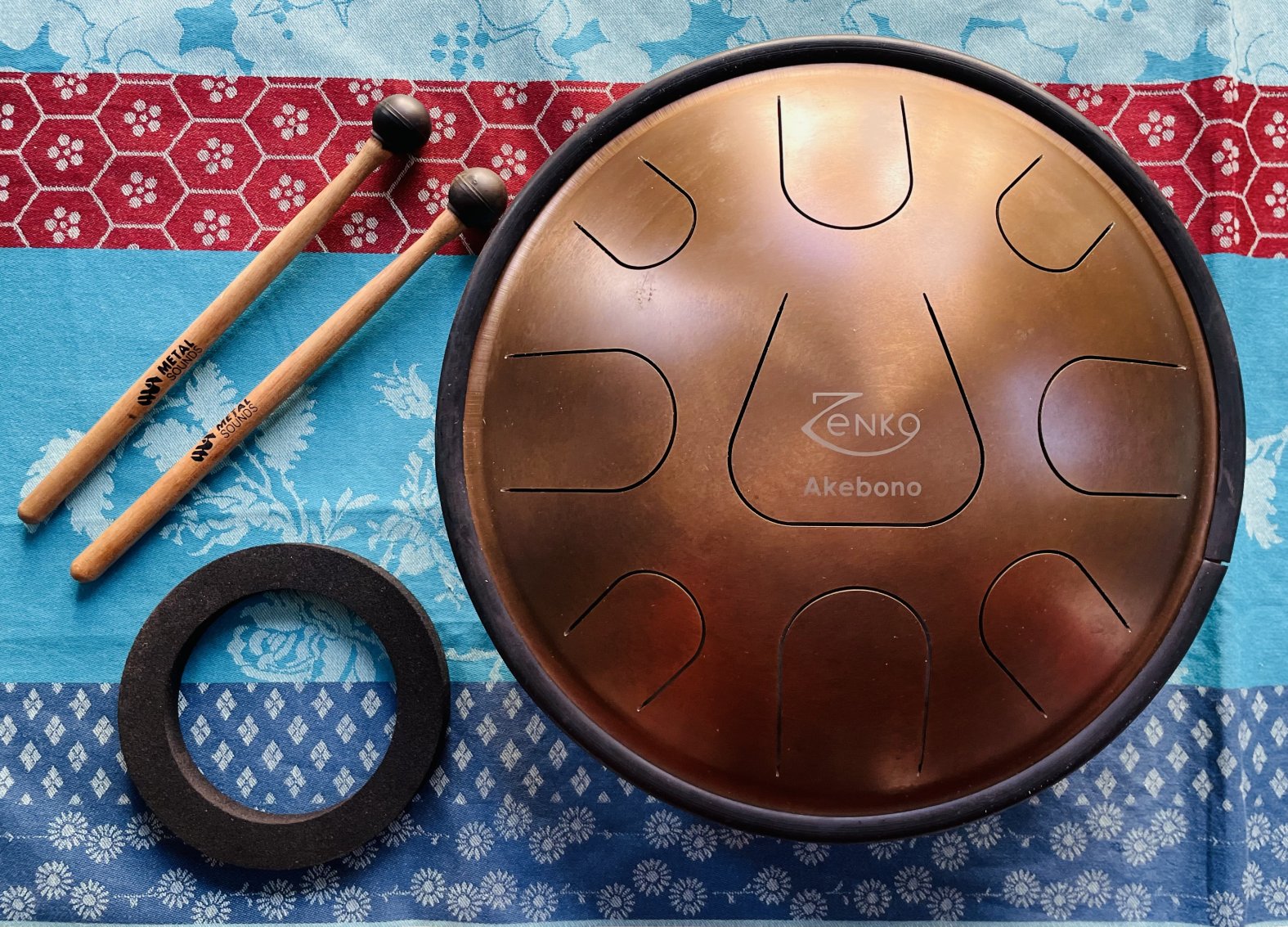 Handpan Zenko 9 notes Akebono, housse et paire de baguettes d’origine