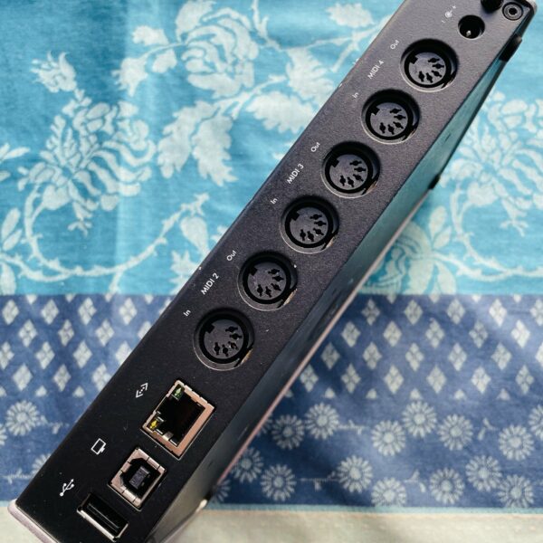 Alternative view of Boitier midi iConnectivity Midi4+, boite et alim d’origine