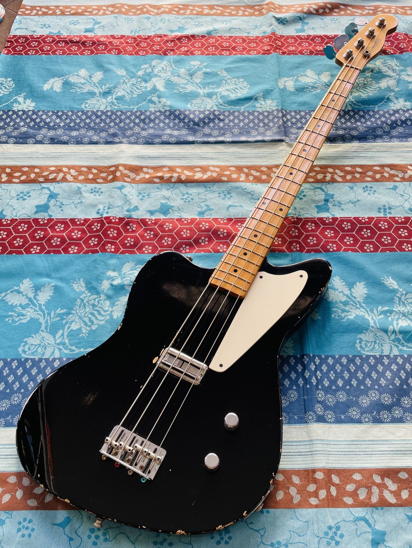 – Très rare basse électrique Fender Limited Custom Shop La Cabronita Boracho Relic n°CZ520405 (2012, USA), étui Fender USA, certificat et papiers divers, limitée à 30 exemplaires !