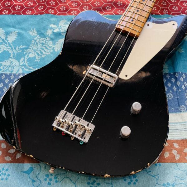 Alternative view of – Très rare basse électrique Fender Limited Custom Shop La Cabronita Boracho Relic n°CZ520405 (2012, USA), étui Fender USA, certificat et papiers divers, limitée à 30 exemplaires !