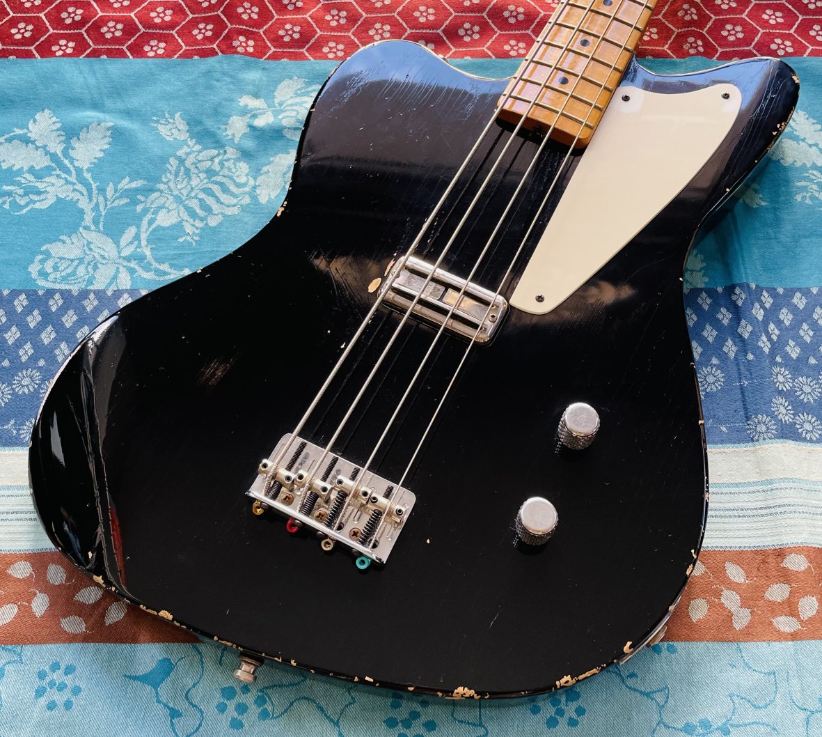 – Très rare basse électrique Fender Limited Custom Shop La Cabronita Boracho Relic n°CZ520405 (2012, USA), étui Fender USA, certificat et papiers divers, limitée à 30 exemplaires ! – Image 2