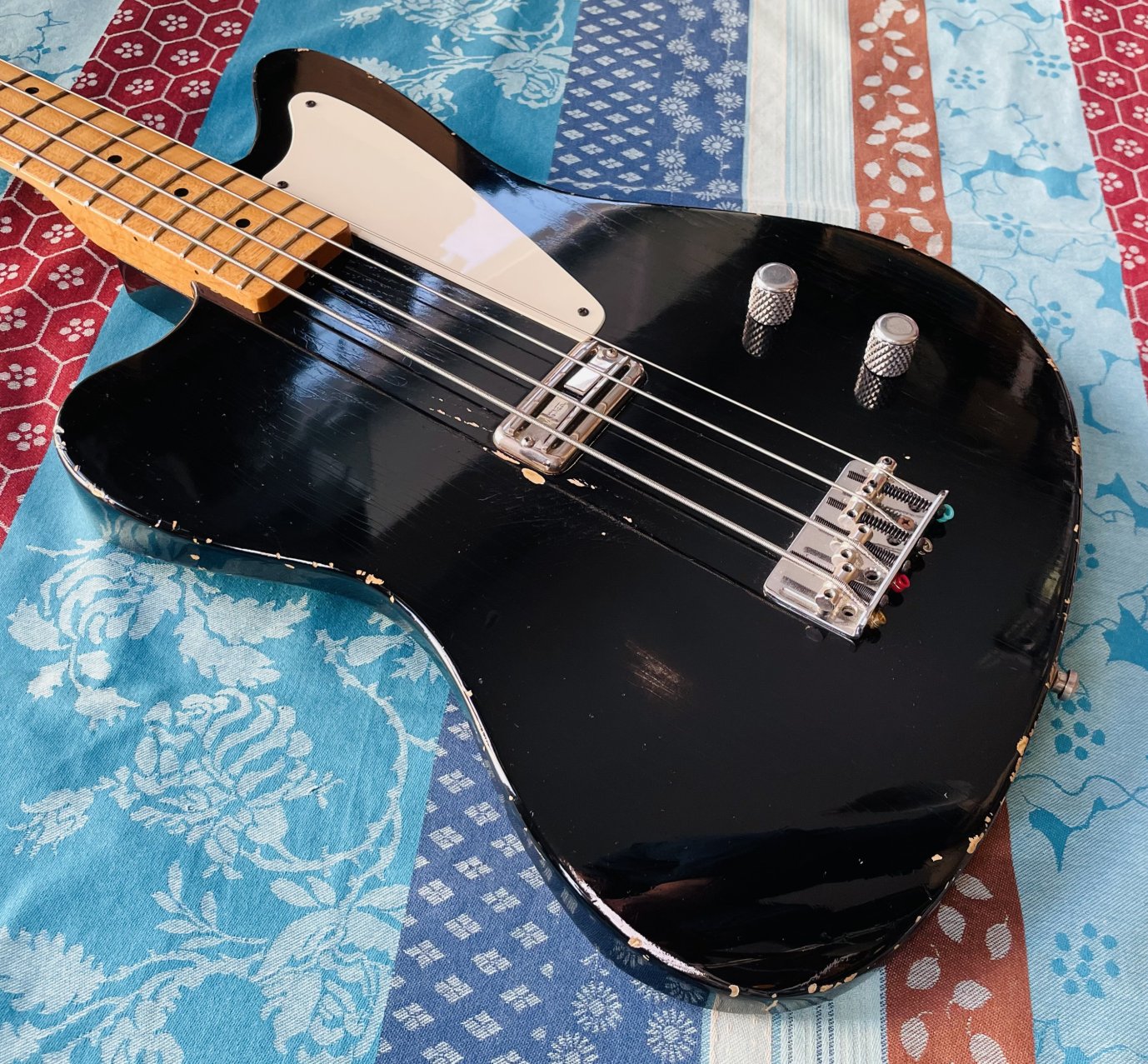 – Très rare basse électrique Fender Limited Custom Shop La Cabronita Boracho Relic n°CZ520405 (2012, USA), étui Fender USA, certificat et papiers divers, limitée à 30 exemplaires ! – Image 3