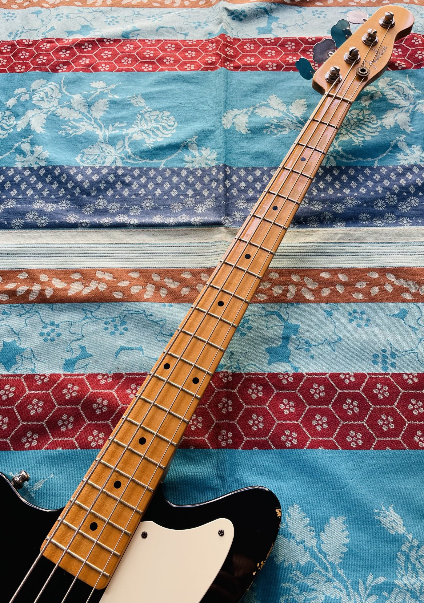 – Très rare basse électrique Fender Limited Custom Shop La Cabronita Boracho Relic n°CZ520405 (2012, USA), étui Fender USA, certificat et papiers divers, limitée à 30 exemplaires ! – Image 4