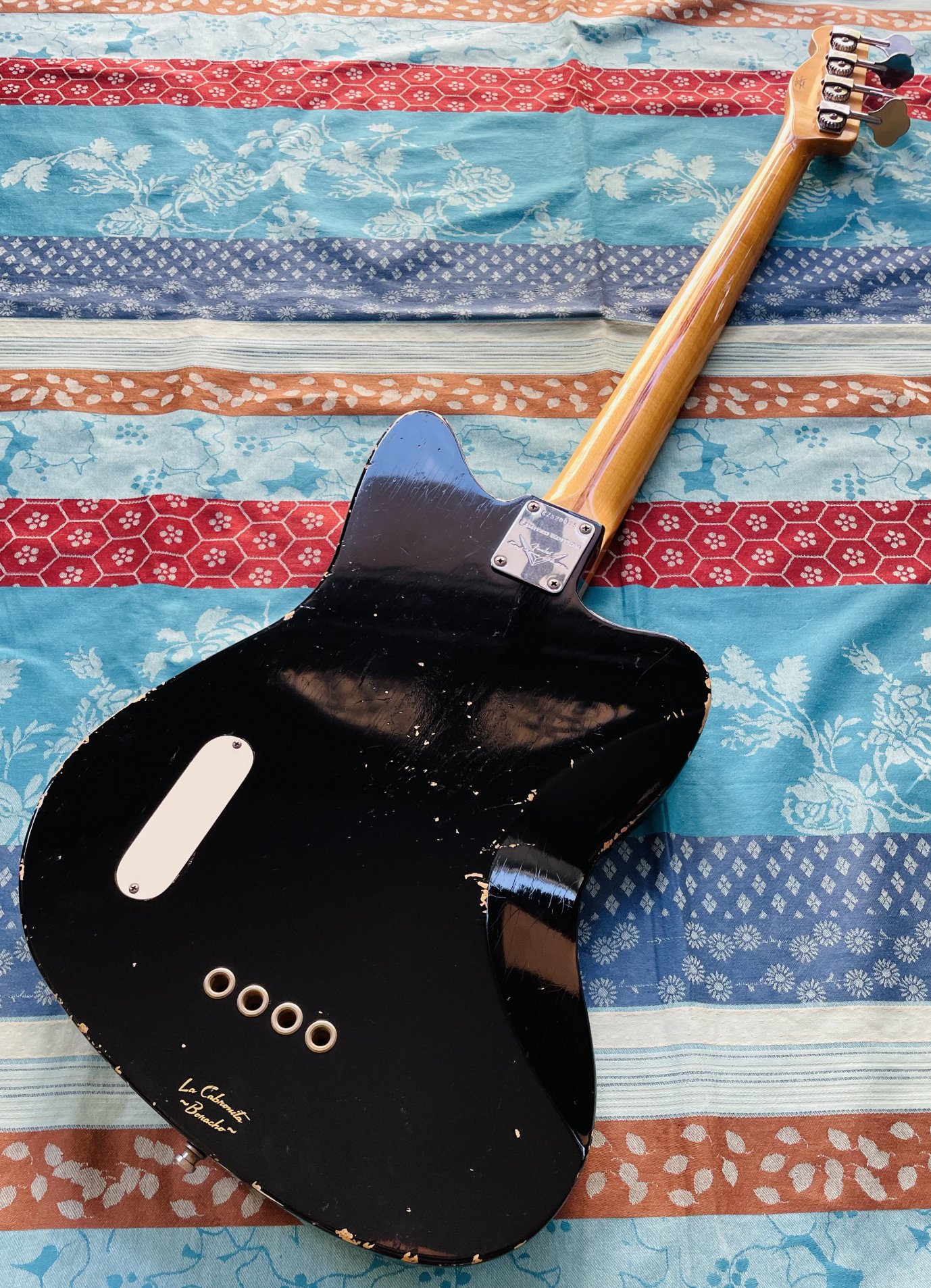 – Très rare basse électrique Fender Limited Custom Shop La Cabronita Boracho Relic n°CZ520405 (2012, USA), étui Fender USA, certificat et papiers divers, limitée à 30 exemplaires ! – Image 8