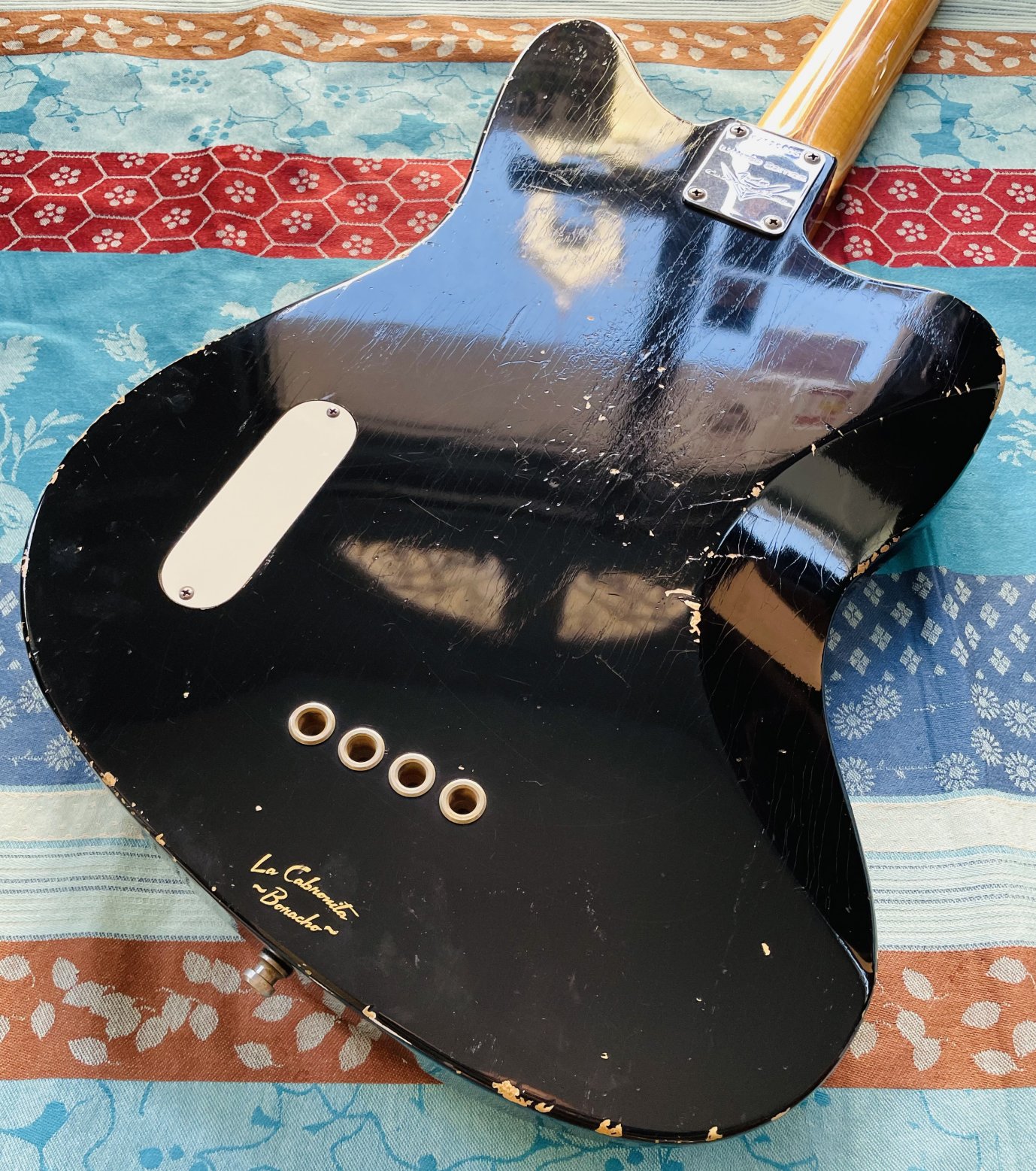 – Très rare basse électrique Fender Limited Custom Shop La Cabronita Boracho Relic n°CZ520405 (2012, USA), étui Fender USA, certificat et papiers divers, limitée à 30 exemplaires ! – Image 9
