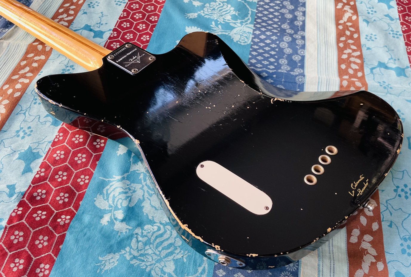 – Très rare basse électrique Fender Limited Custom Shop La Cabronita Boracho Relic n°CZ520405 (2012, USA), étui Fender USA, certificat et papiers divers, limitée à 30 exemplaires ! – Image 10