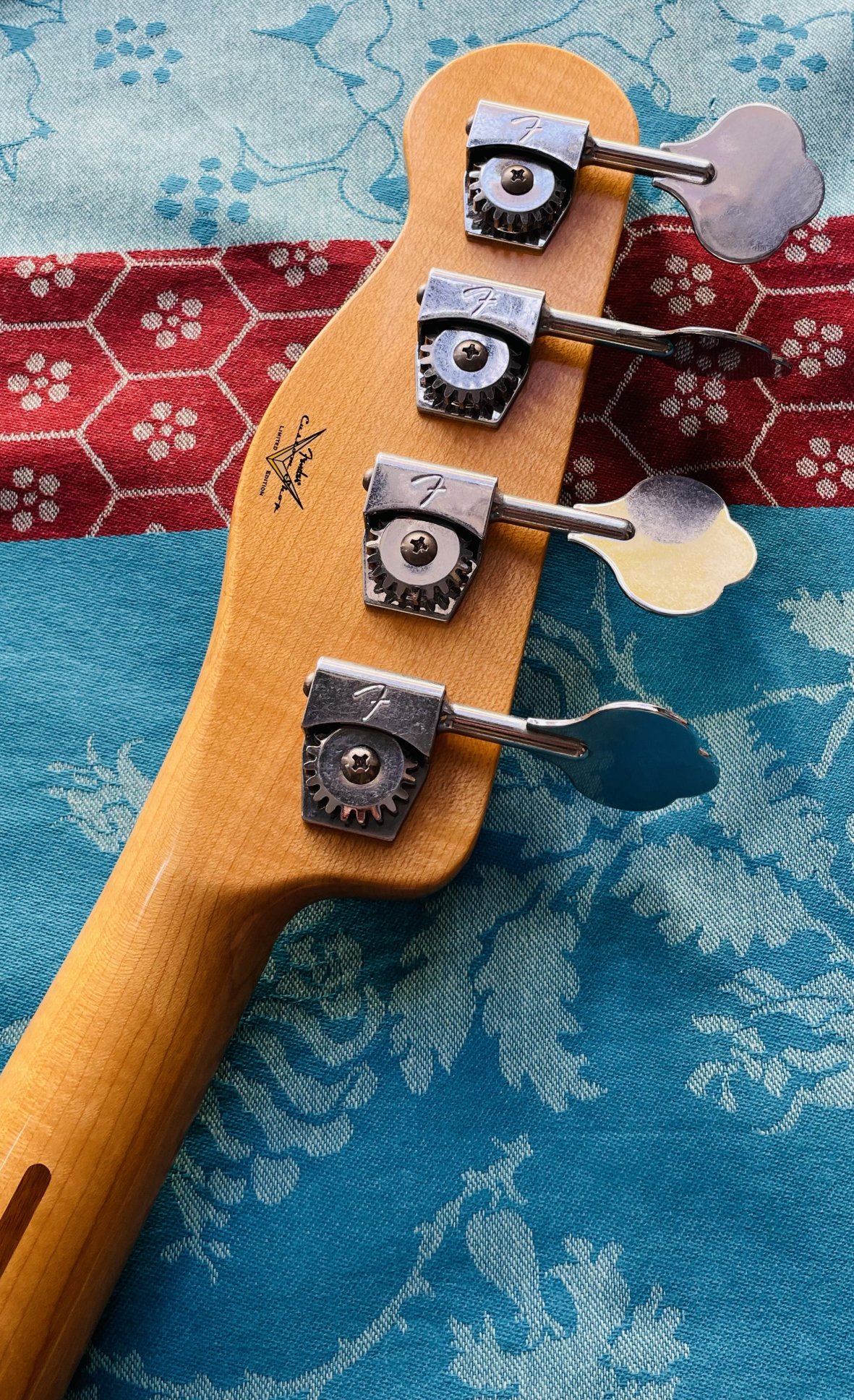 – Très rare basse électrique Fender Limited Custom Shop La Cabronita Boracho Relic n°CZ520405 (2012, USA), étui Fender USA, certificat et papiers divers, limitée à 30 exemplaires ! – Image 12