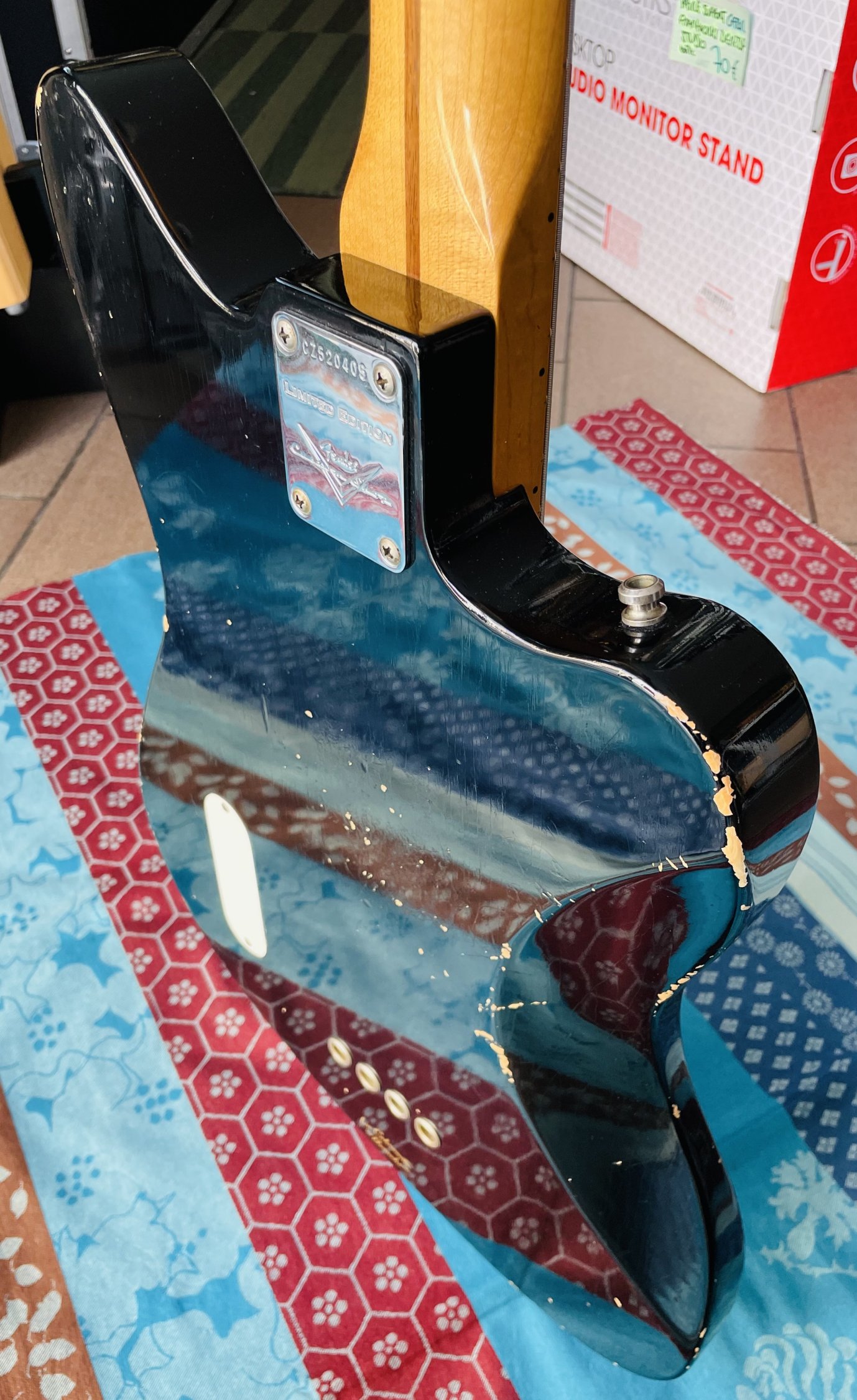 – Très rare basse électrique Fender Limited Custom Shop La Cabronita Boracho Relic n°CZ520405 (2012, USA), étui Fender USA, certificat et papiers divers, limitée à 30 exemplaires ! – Image 14