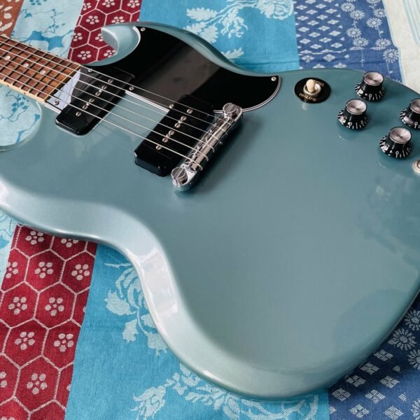 Alternative view of Guitare électrique série limitée Gibson SG Special P90 Pelham blue n°133090406 (2019, USA), modèle SGSP00FPCH1, certificats, photo, accessoires d’origine, étui Gibson.