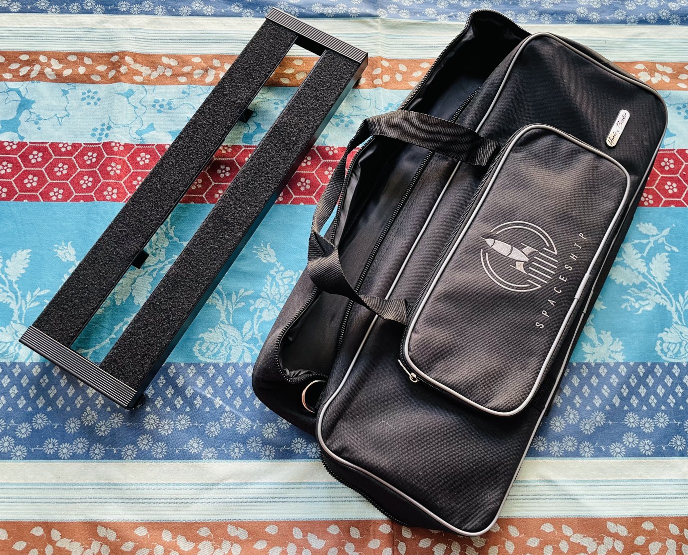 Pedalboard Harley Benton Spaceship 50C, housse d’origine, 2 mini-jack coudés dorés Harley Benton, petit câble alim Rockboard (sans alim)