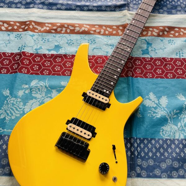 Guitare électrique J&D DX-100 Canary Yellow n°WSM2206A5.062 (Chine), housse Cahaya