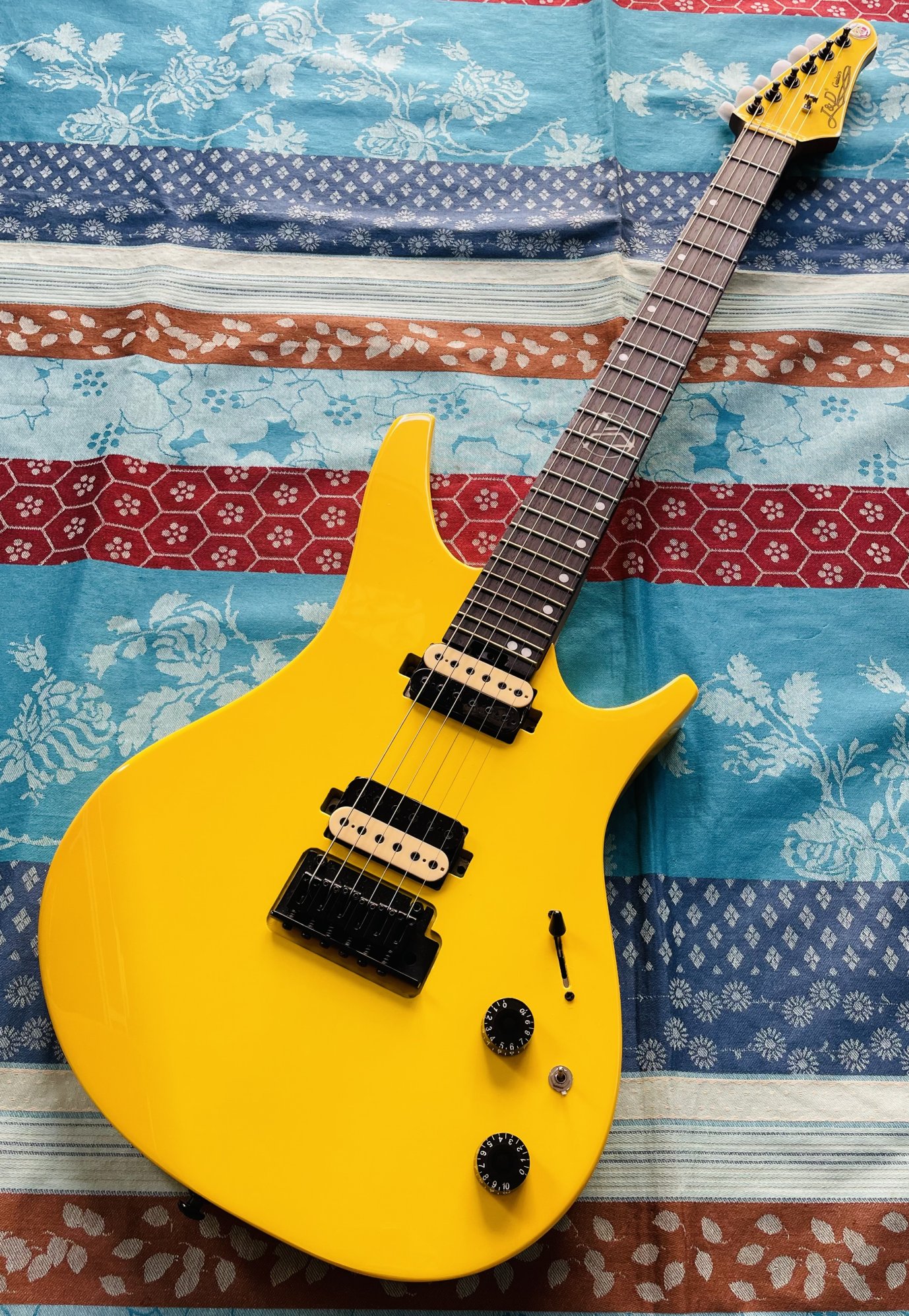 Guitare électrique J&D DX-100 Canary Yellow n°WSM2206A5.062 (Chine), housse Cahaya