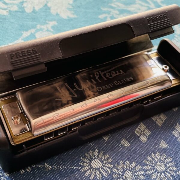 Alternative view of Harmonica diatonique Jean Jacques Milteau Deep Blues C, boite d’origine