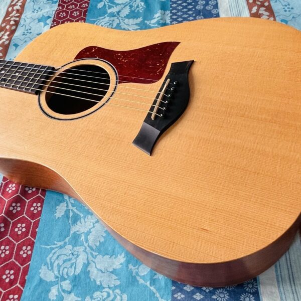 Alternative view of Guitare acoustique Taylor Big Baby BBT n°2101256259 (Mexico), housse d’origine Taylor, réglée luthier Manteau (10.04.26)