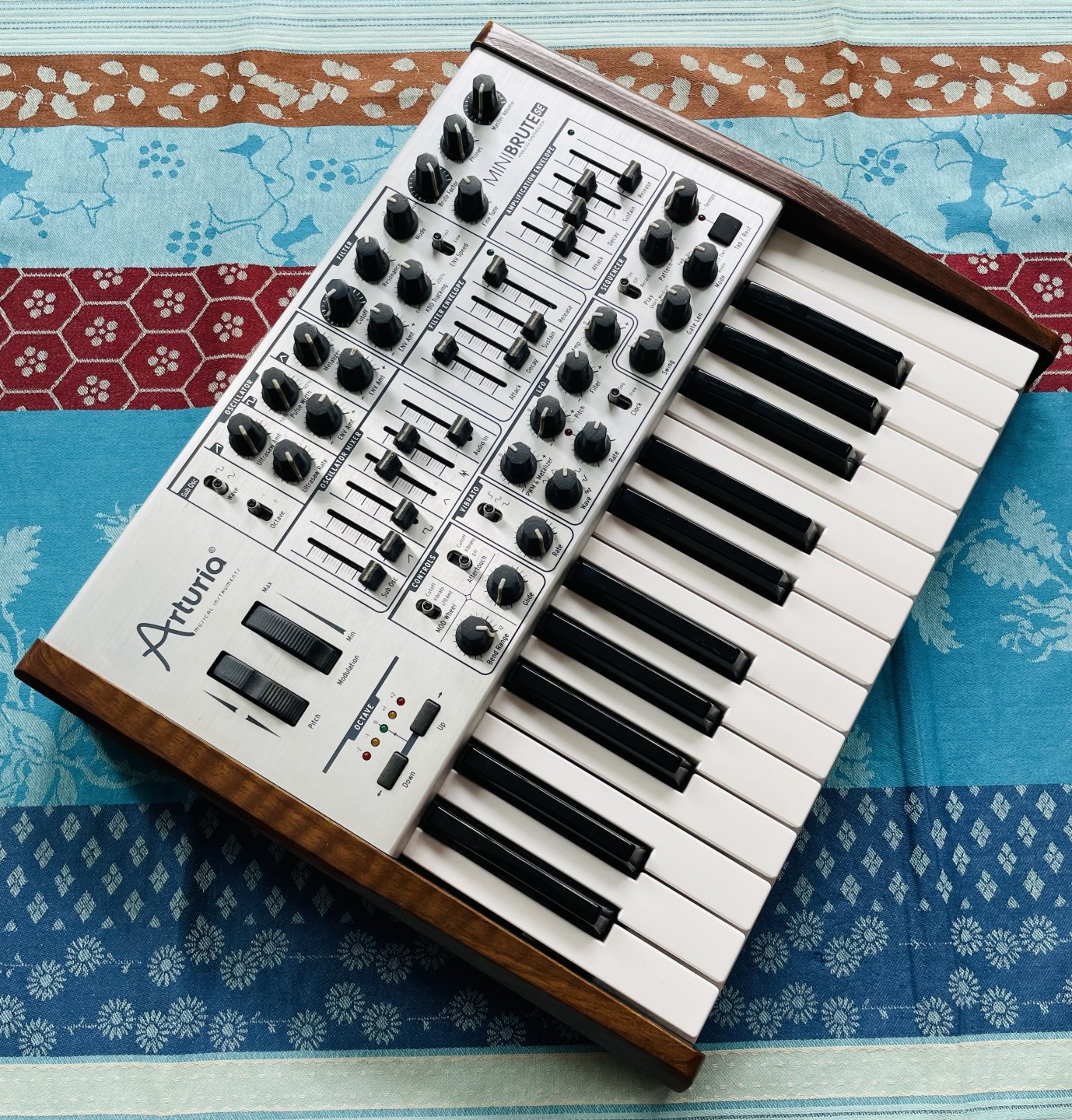 Synthé analogique Arturia Minibrute SE n°5002400968010613, boite d’origine, alim, notice