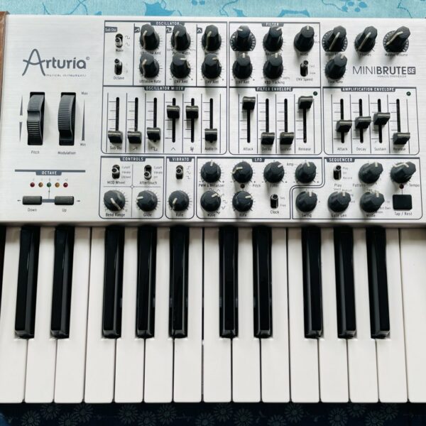 Alternative view of Synthé analogique Arturia Minibrute SE n°5002400968010613, boite d’origine, alim, notice