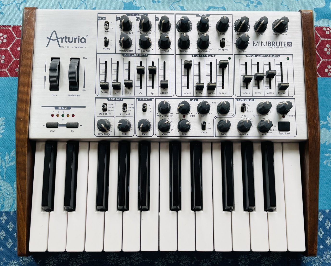 Synthé analogique Arturia Minibrute SE n°5002400968010613, boite d’origine, alim, notice – Image 2
