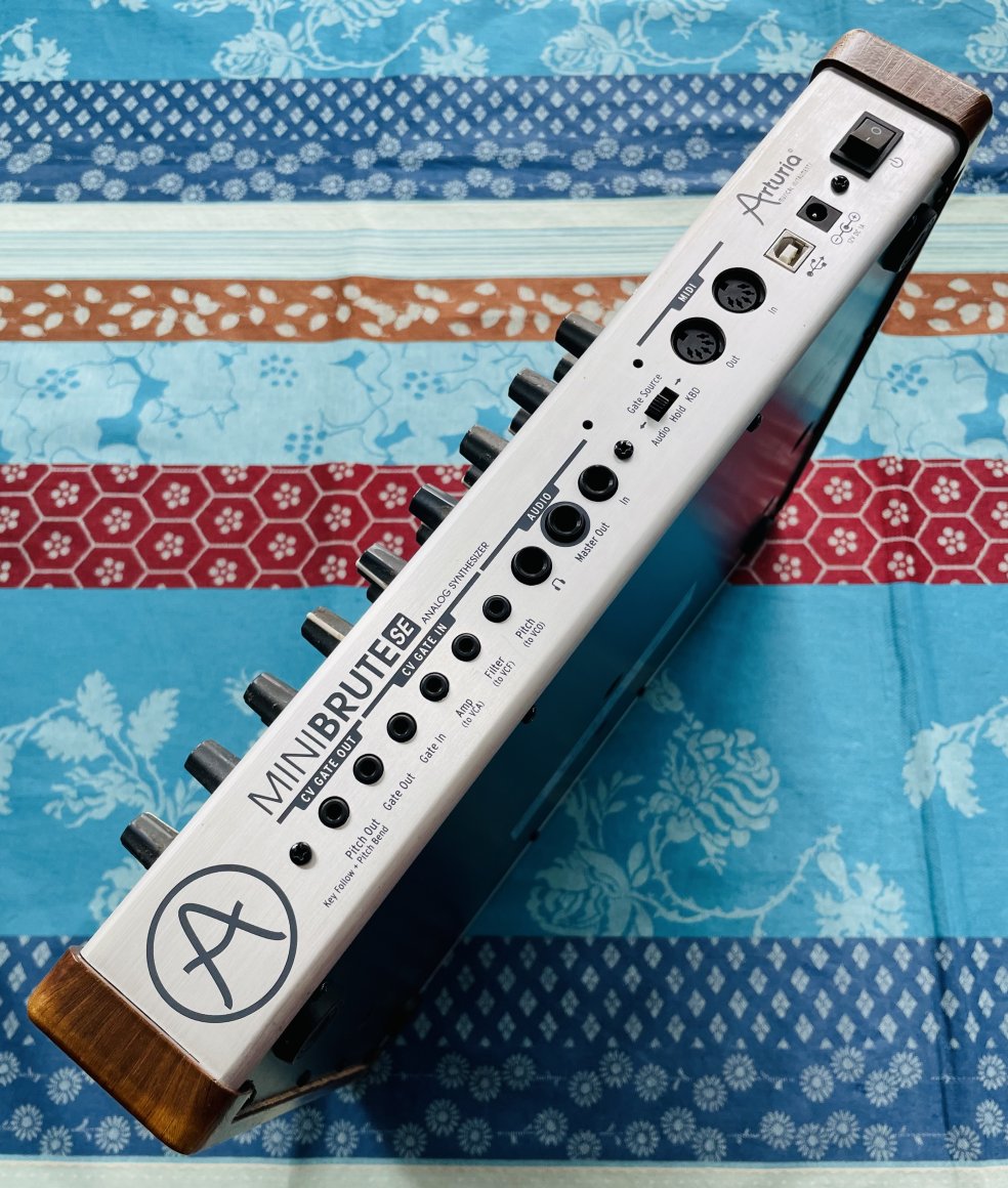 Synthé analogique Arturia Minibrute SE n°5002400968010613, boite d’origine, alim, notice – Image 3
