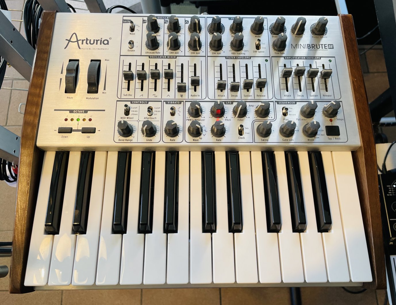 Synthé analogique Arturia Minibrute SE n°5002400968010613, boite d’origine, alim, notice – Image 10